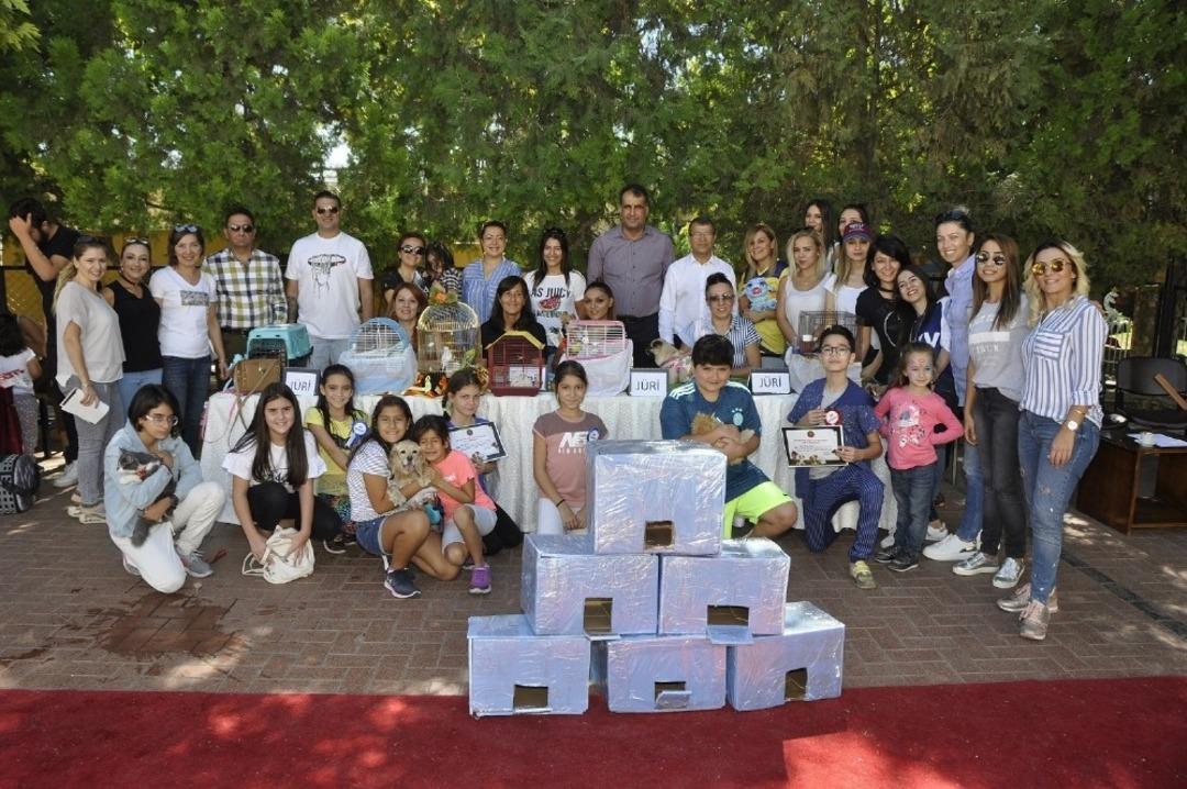 Can dostlar kırmızı halıda