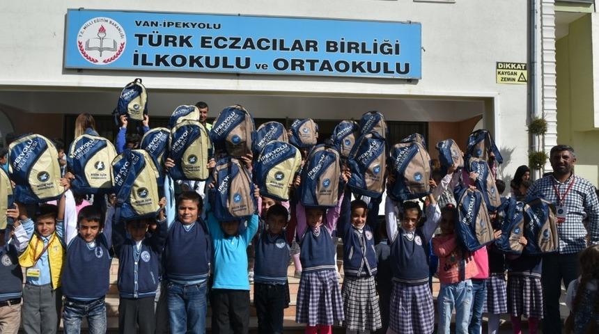 İpekyolu Belediyesinden &ouml;ğrencilere &ccedil;anta ve kırtasiye desteği