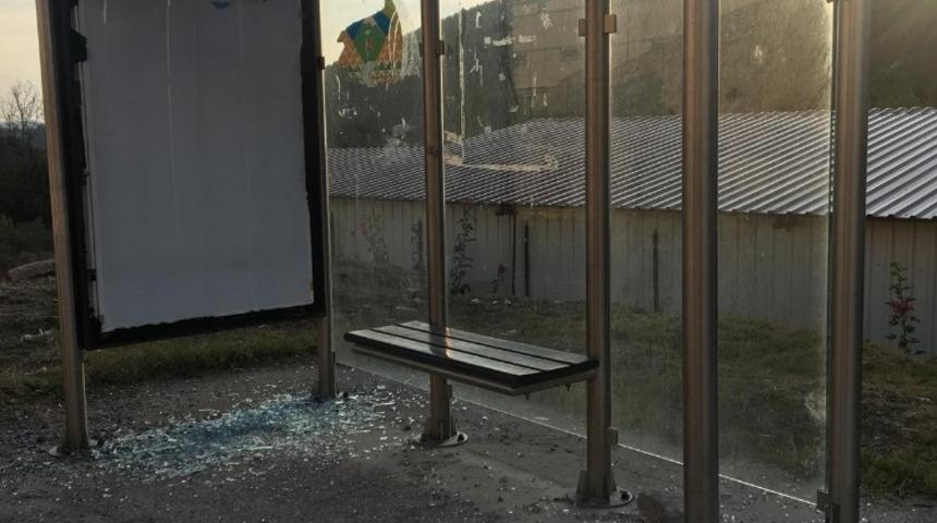 Şaphane&rsquo;de otob&uuml;s durakların camları kırıldı