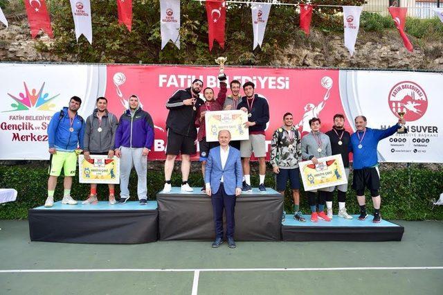 Fatih’te 3x3 Sokak Basketbolu Turnuvası’nda dereceye giren sporcular ödüllendirildi