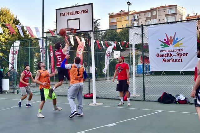 Fatih’te 3x3 Sokak Basketbolu Turnuvası’nda dereceye giren sporcular ödüllendirildi
