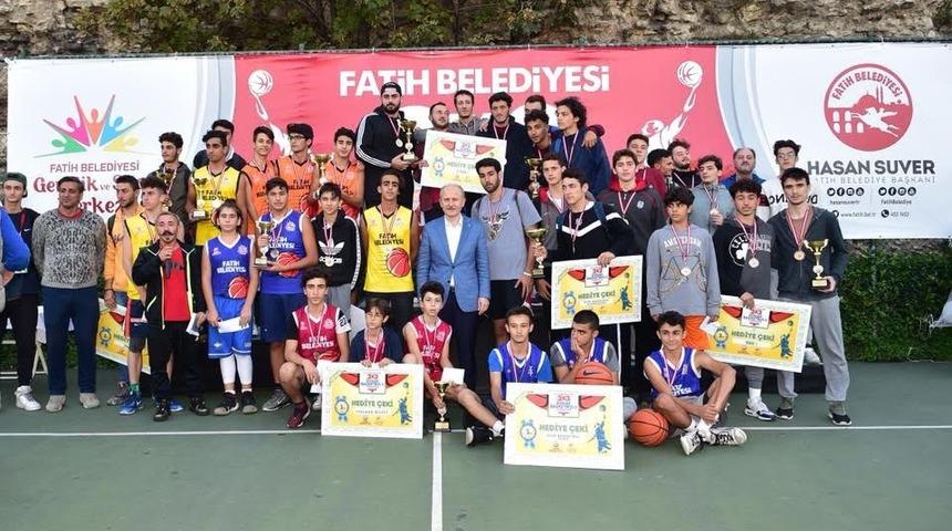 Fatih’te 3x3 Sokak Basketbolu Turnuvası’nda dereceye giren sporcular ödüllendirildi