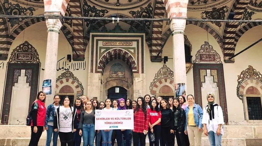 Aydınlı gençler şehirleri gezerek öğreniyor