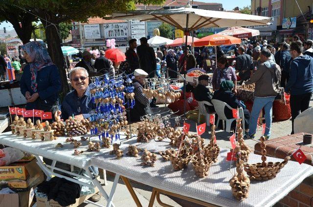 Atılan ceviz kabuklarından süs eşyası yapıyor