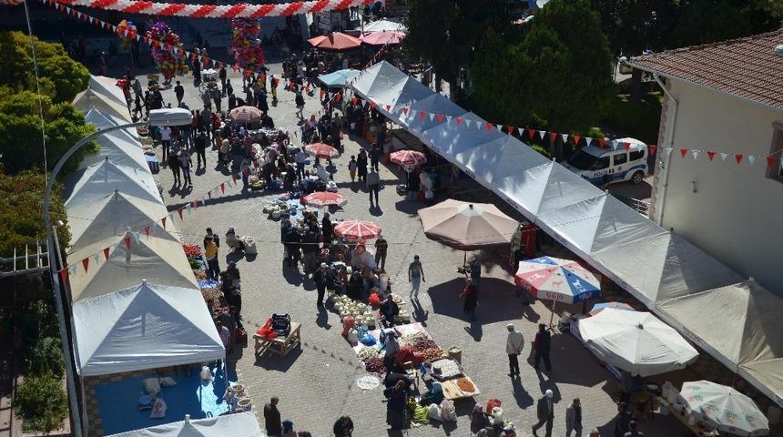 Atılan ceviz kabuklarından s&uuml;s eşyası yapıyor