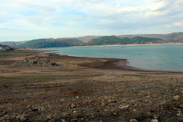 Barajda su çekilince kayalık kıyıda kaldı