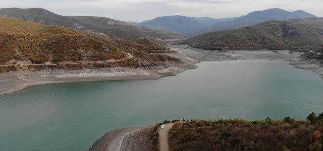 Barajda su çekilince kayalık kıyıda kaldı