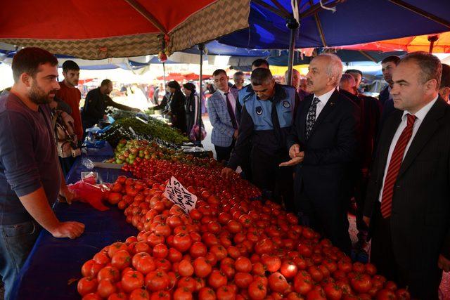 Çorum Belediye Başkanı Gül, pazarda denetim yaptı