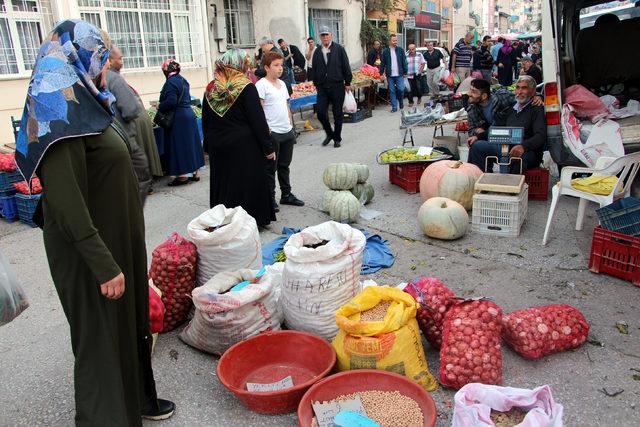 Pazarcının tezgahındaki 55 kiloluk kabağa ilgi