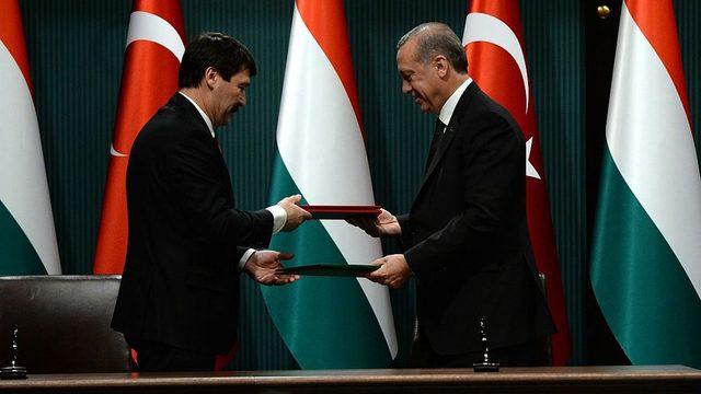 Macaristan Cumhurbaşkanı Janos Ader (solda) ve Erdoğan