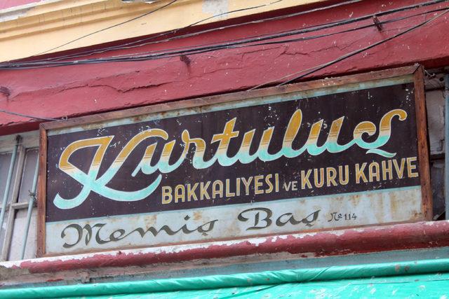 Bakkal d&uuml;kkanındaki dolap ve terazinin 70 yıldır &ccedil;alıştığını iddia etti 3