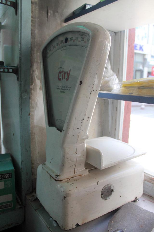 Bakkal d&uuml;kkanındaki dolap ve terazinin 70 yıldır &ccedil;alıştığını iddia etti 4