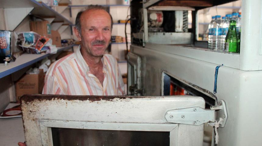 Bakkal d&uuml;kkanındaki dolap ve terazinin 70 yıldır &ccedil;alıştığını iddia etti