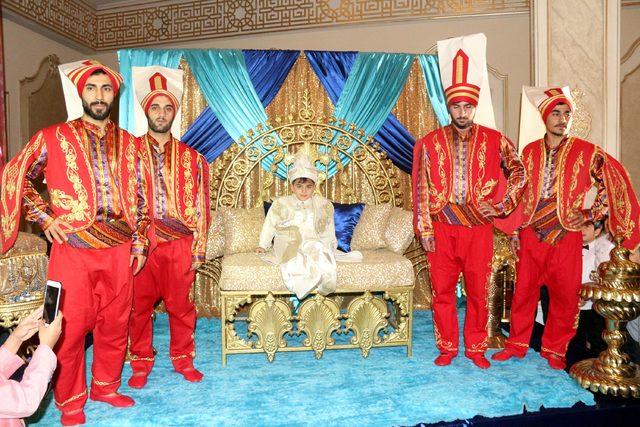 S&uuml;nnet olan Feridun, takılan altınları taşıyamadı 1