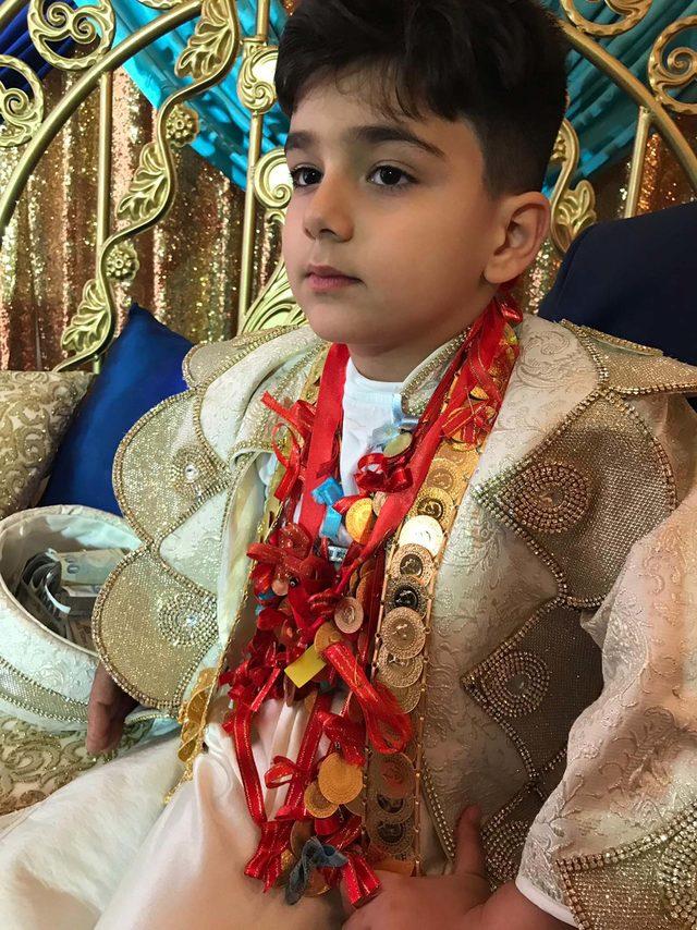 S&uuml;nnet olan Feridun, takılan altınları taşıyamadı 3