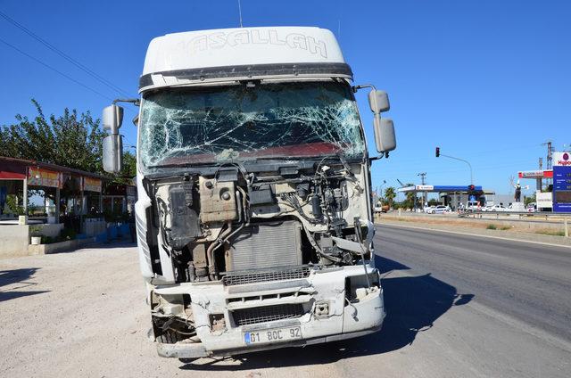 Kamyon ile işçi servisi çarpıştı: 8 yaralı