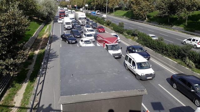 Köprü altına sıkışan TIR trafiğe neden oldu 