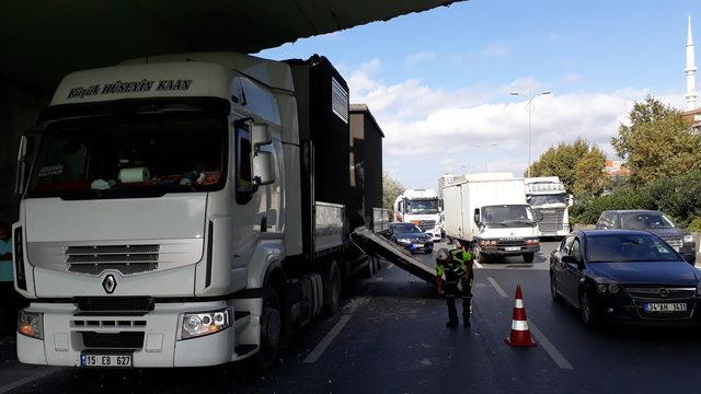 Köprü altına sıkışan TIR trafiğe neden oldu 