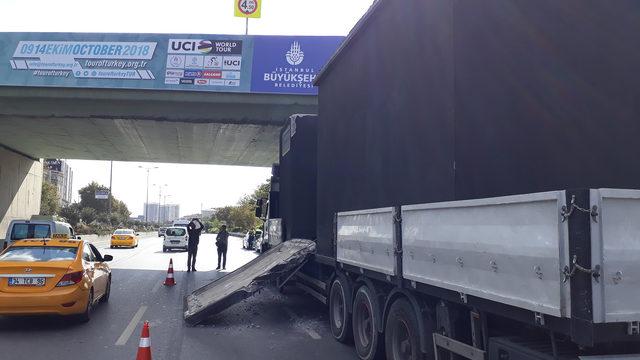 Köprü altına sıkışan TIR trafiğe neden oldu 