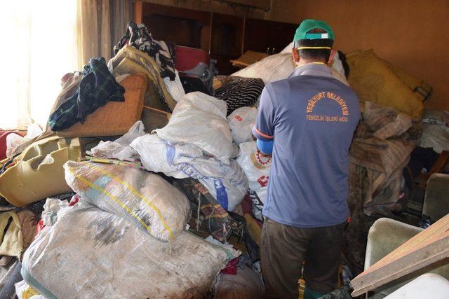 Malatya'da kötü koku gelen evden 4 kamyon çöp çıkarıldı