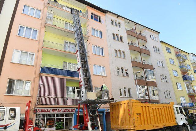 Malatya'da kötü koku gelen evden 4 kamyon çöp çıkarıldı