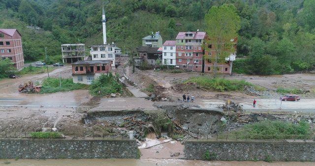 Doğu Karadeniz'de sağanak, sel ve heyelana yol açtı, yollar kapandı (3)