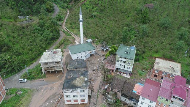 Doğu Karadeniz'de sağanak, sel ve heyelana yol açtı, yollar kapandı (3)