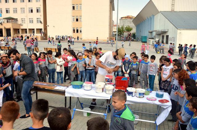 'Uçan Kütüphane' okul duvarlarını renklendirdi