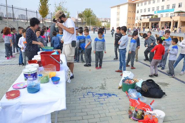 'Uçan Kütüphane' okul duvarlarını renklendirdi