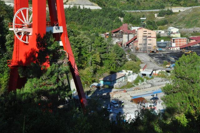 İşten çıkarılan madenciler, 50 metre yükseklikte eylem yaptı