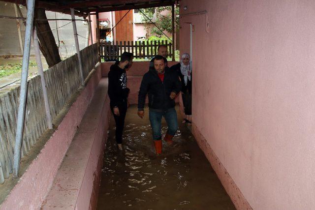 Ana su borusu patladı evleri su bastı