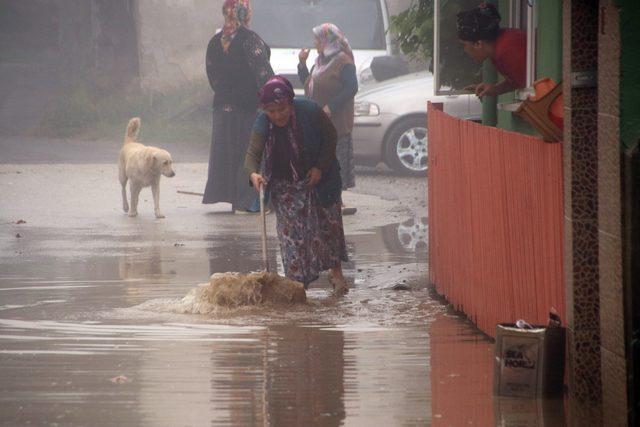 Ana su borusu patladı evleri su bastı