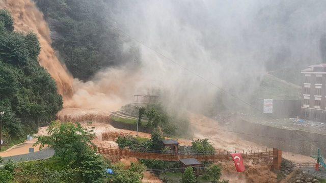 Doğu Karadeniz'de sağanak, sel ve heyelana yol açtı, yollar kapandı