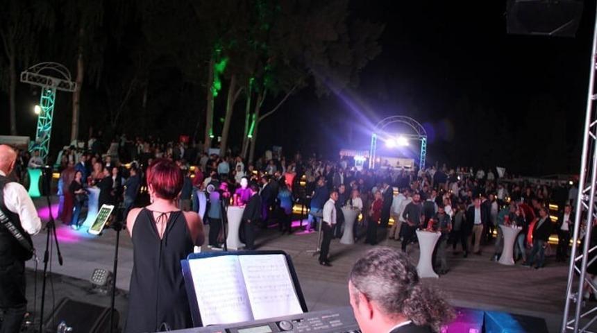 Kuşadası&rsquo;nda otelciler a&ccedil;ık hava partisinde bir araya geldi