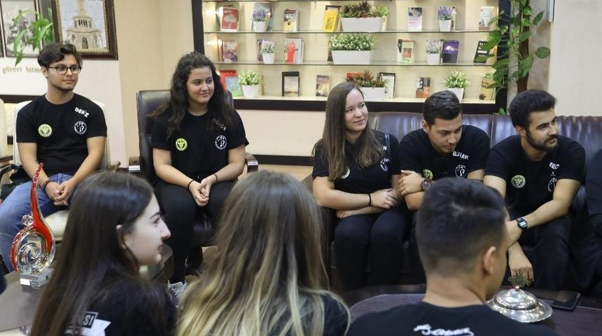 Hem sanatta, hem eğitimde başardılar