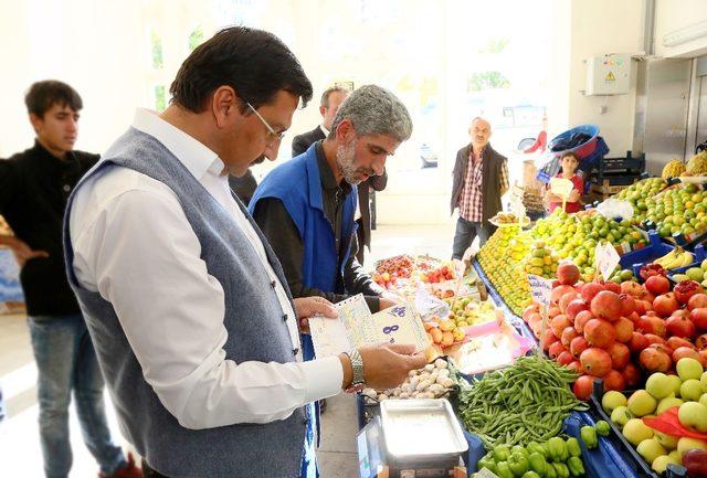 Başkan pazara indi, fiyatları tek tek denetledi