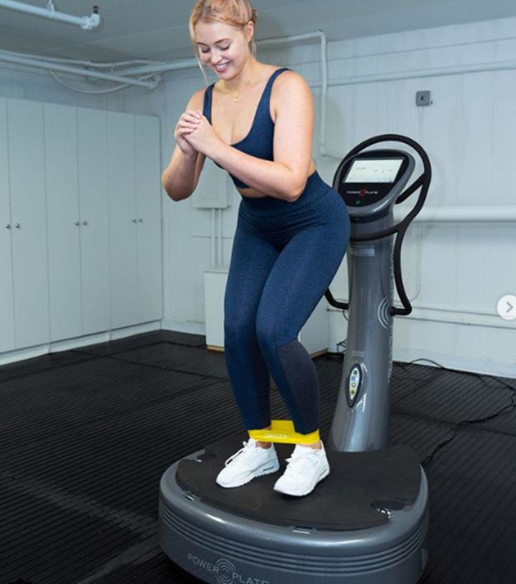 Iskra Lawrence'ın hamburger keyfi G3