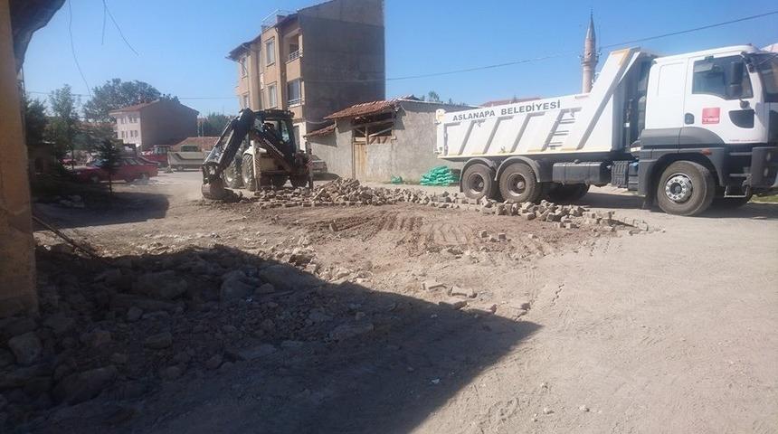 Aslanapa&rsquo;da kaldırım ve yol genişletme &ccedil;alışmaları