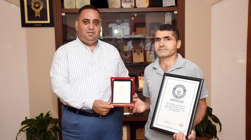 Başkan Can&rsquo;dan d&uuml;nya rekoru kıran personeline plaket