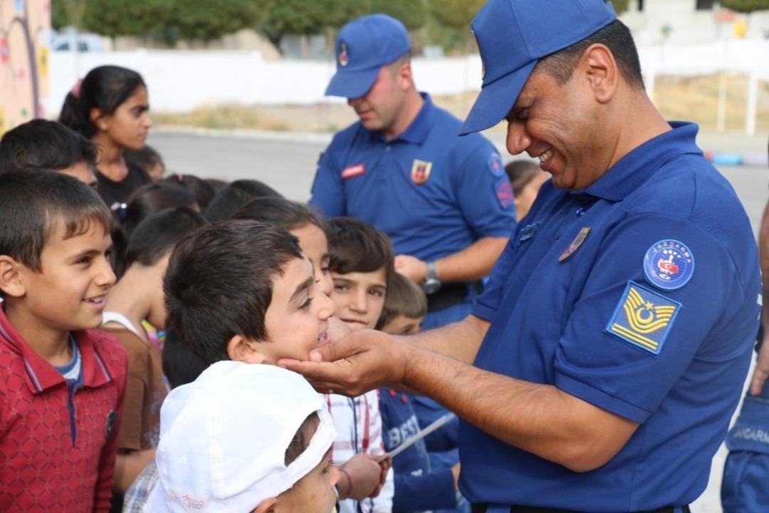 Jandarma ile &ccedil;ocuklar daha g&uuml;vende