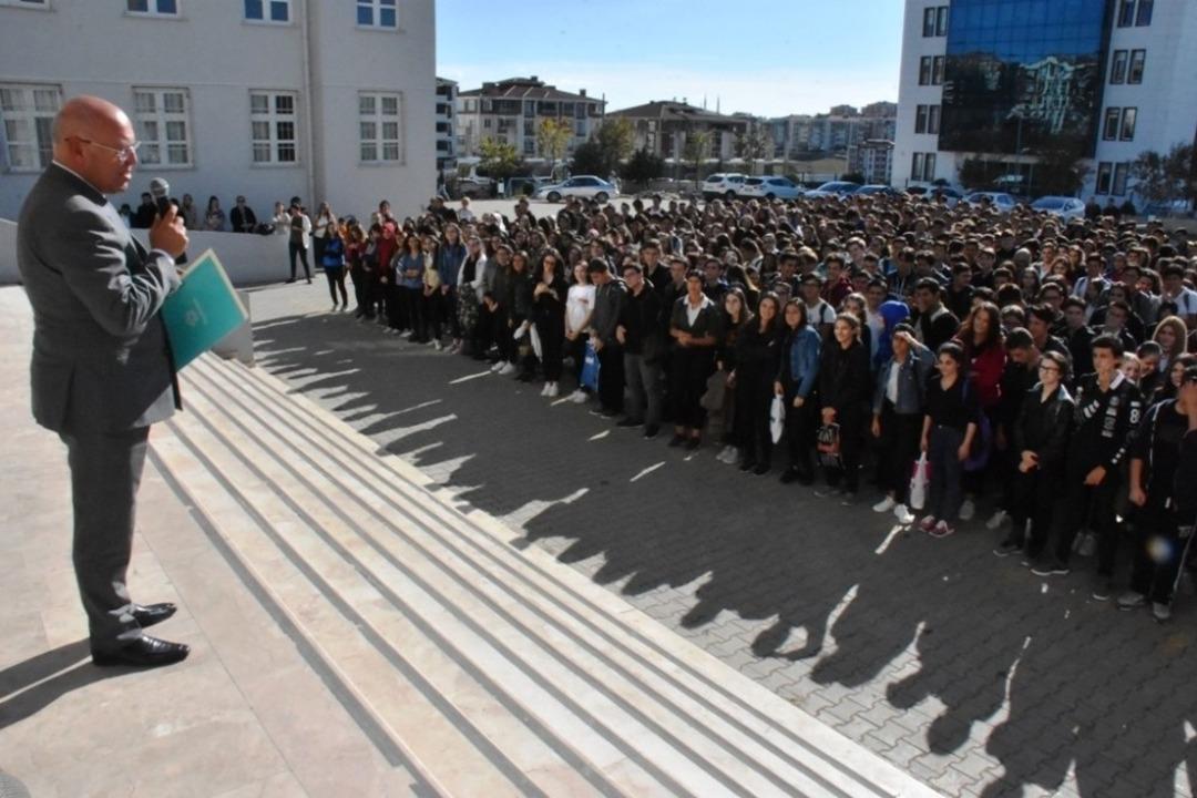 800 kilogram pil toplayan &ouml;ğrencilere &ouml;d&uuml;l