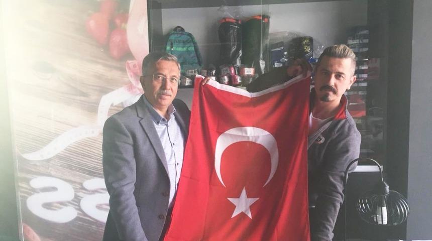 Başkan &Ccedil;etin&rsquo;den esnafa şanlı hediye