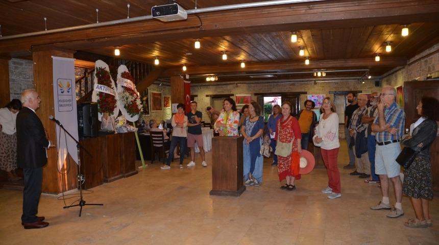 Kuşadası’nda renk teorisi temalı sergi açıldı