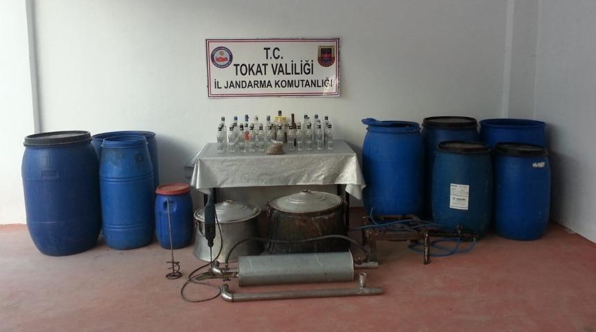 İmal ettiği 800 litre rakıyı satamadan yakalandı