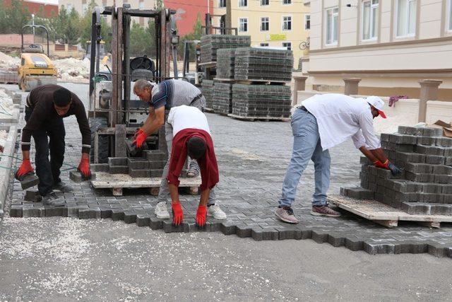 Karaköprü’de yol yapım çalışmaları sürüyor