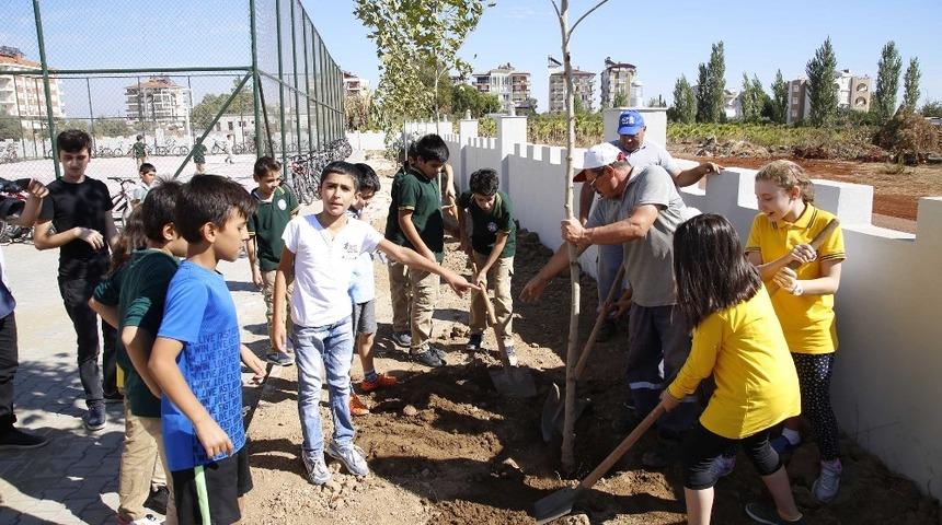 Ders arasında fidan diktiler