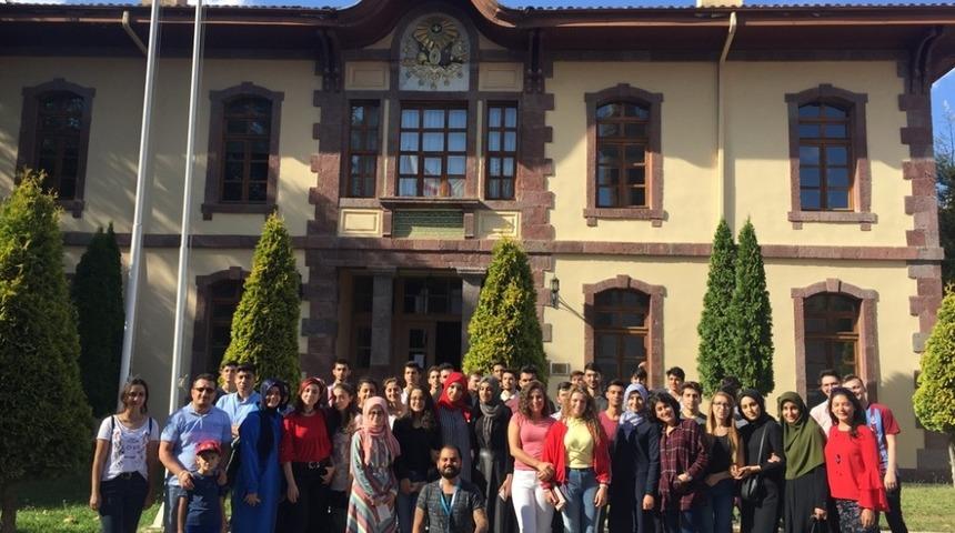 &Uuml;niversitenin yeni &ouml;ğrencilerine Bilecik tanıtıldı