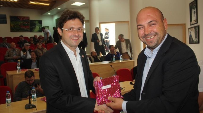 Meclis &uuml;yelerine kitap hediye edildi