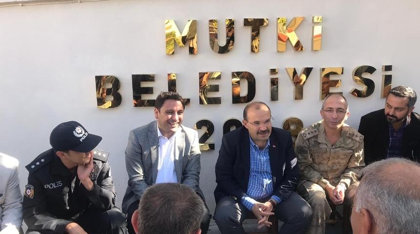 Vali Ustaoğlu’ndan şehitliğe ziyaret