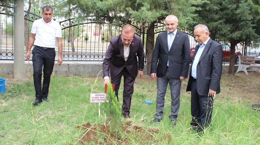 Ziyaret ettiği kuruma buket yerine &ccedil;am fidanı g&ouml;t&uuml;rd&uuml;
